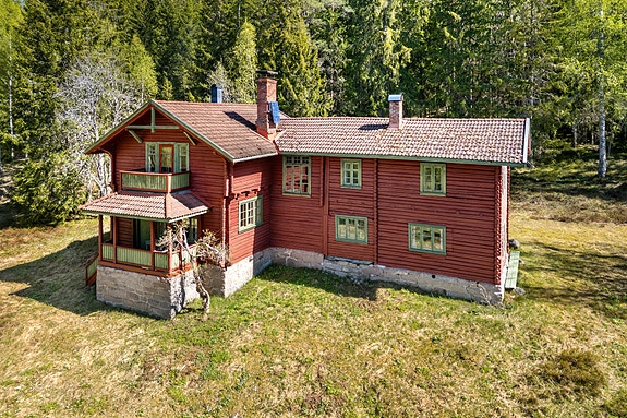 Med sine detaljer inspirert av norsk byggeskikk, store peisestue og verandaer ble Løvli raskt et samlingssted for familie og venner.