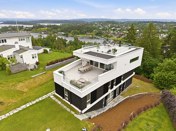 Velkommen til Gyssestadkollen 61 presentert av eiendomsmegler Edvard Chapsang v/ EIE eiendomsmegling avdeling Sandvika. Foto: Luxe AS (Anders Kjøndal).