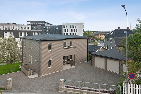 Velkommen til Holsetbakken 7 - Meget gjennomført og innholdsrik enebolig med gangavstand til "alt"!