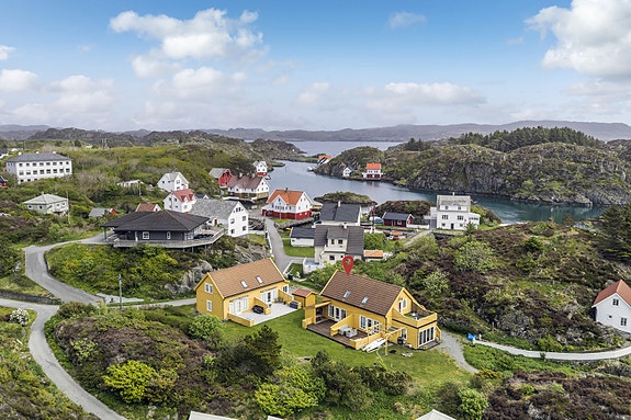 Espeværvegen 73 A. Velkommen til denne sjarmerende fritidsboligen på Espevær, som tilbyr en idyllisk beliggenhet med nærhet til sjøen og gode solforhold. Området er kjent for sin rolige atmosfære og nærhet til naturen. .
