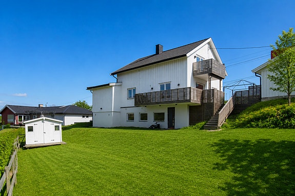 Velkommen til Sagdalsveien 41 - En innholdsrik tomannsbolig i et rolig og ettertraktet område på Strømmen (sommerbilder er ai-redigert og avvik kan forekomme).