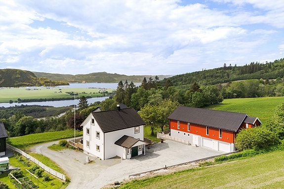 Aktiv EIendomsmegling v/ Marius Kvalvik har gleden av å presentere Leinbakkan 67 - en sjelden og svært innholdsrik eiendom med en landlig og rolig beliggenhet.