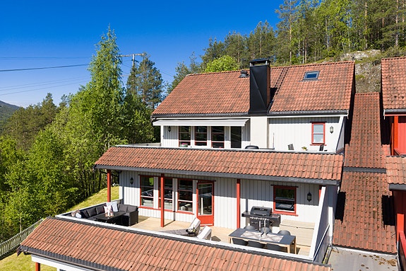 Varde&Partners ønsker deg velkommen til Nøbbelie 31 E på Gol. Foto: Uthus