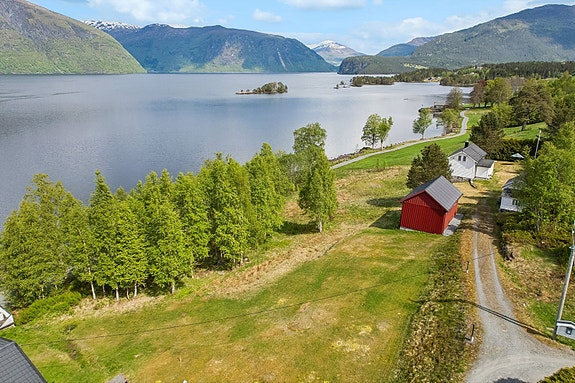 Nordfjordvegen 2105 presentert av EiendomsMegler1 Nordfjord ved Sissel Halnes
Foto ved Efkt, Svein Olav Humberset