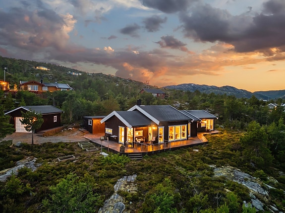 Velkommen til Nordåsen Hyttefelt 72 - en lun, moderne og innbydende hytte med Slående panoramautsikt, som gir et vakkert bakteppe for hyggen utendørs.
Foto: Interiørfoto v/ Haukdal.