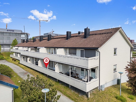 Praktisk 3-roms leilighet med carport og sørvendt veranda.