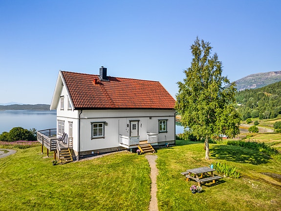 EIE Harstad v/megler Vetle Larsen har gleden av å presentere Lenvik 333!
Foto: Slutskyi View og Martynas Milkevicius
