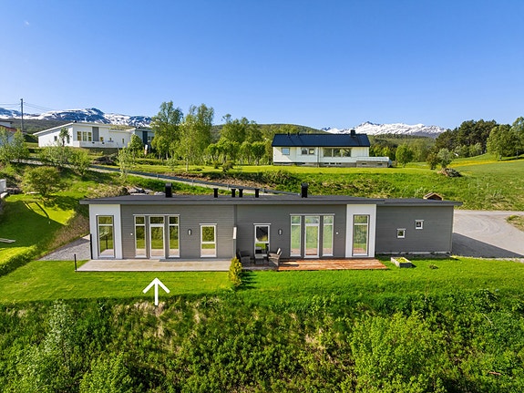 Aktiv Finnsnes presenterer Bonhaugveien 51A! Halvpart av tomannsbolig med carport, god planløsning og fin beliggenhet i veletablert boligfelt. Foto: Steffen Fossbakk.