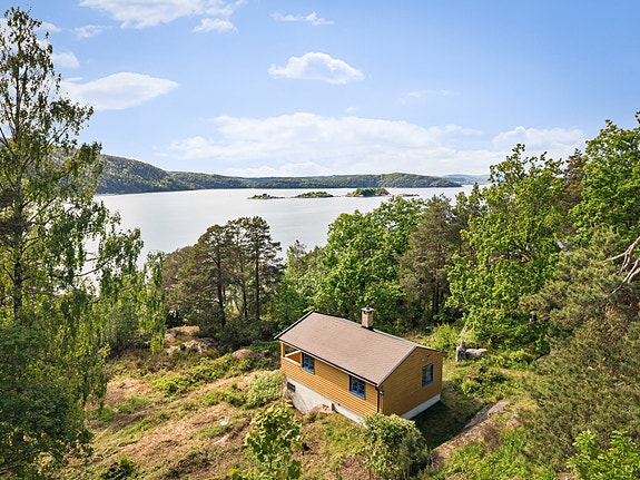 Drømmer du om hytte ved sjøen? Her får du en sjelden kombinasjon av fredelig natur, kort vei til Oslofjorden og alle de maritime opplevelsene fjorden har å by på