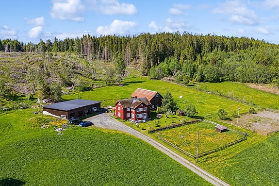 Aktiv Eiendomsmegling v/ Hallvard Riseth Fjone har gleden av å presentere Vågavegen 40 - et svært idyllisk småbruk med attraktiv beliggenhet på vakre Inderøya.