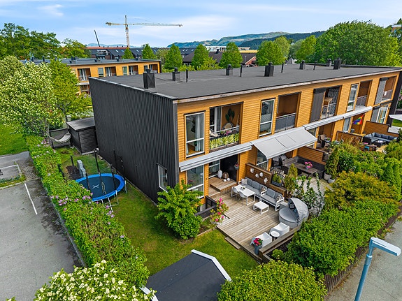 EiendomsMegler 1 v/Frank Robert Bae har gleden av å presentere et særdeles flott enderekkehus beliggende på Angelltrøa/Granåslia. (Foto: Trym, Nonstad Foto)