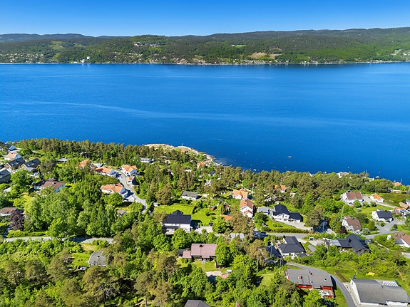 Velkommen til Strandveien 74, en nydelig eiendom med stor tomt, spektakulær beliggenhet og sjøutsikt.