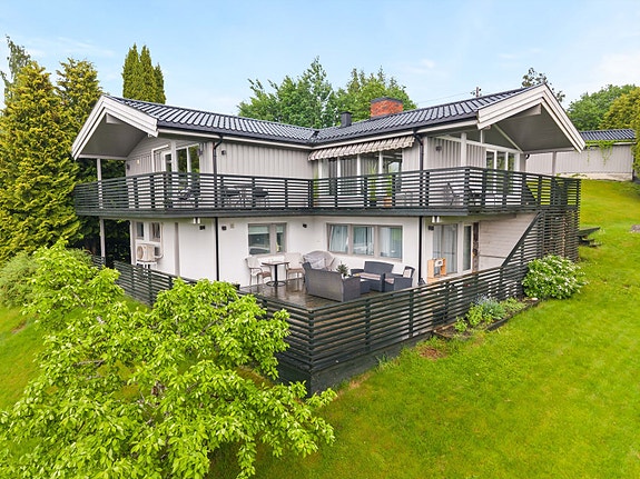 Velkommen til Kringenveien 3B - en innholdsrik enebolig med stor terrasse, grønt uteområde og egen utleiedel. Eiendommen ligger usjenert og fint til i et etablert boligområde på Fetsund. Foto: Anders Botnmark