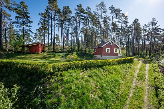 Sandrip | Flott hytte på stor tomt med usjenert og solrik beliggenhet | Pent uteområde!