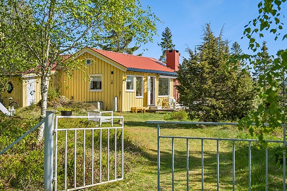 Aktiv eiendomsmegling v/Anders Borgsø har gleden av å presentere Kattbergstien 20. Sjarmerende sommerhytte ved Borgenfjorden.