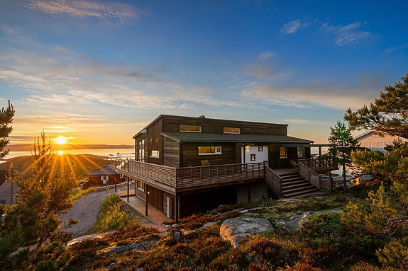 Aktiv Eiendomsmegling v/ Marius Kvalvik har gleden av å presentere Utsikten 61 - en strøken, arkitekttegnet enebolig fra 2018 med krembeliggenhet på Sunde. Foto: Vidar Alvik.
