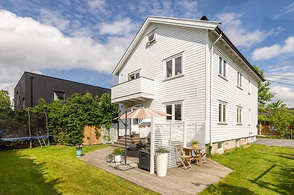 Velkommen til denne hyggelige enebolig med 2 leiligheter og utleiedel og supersentral beliggenhet på Røa