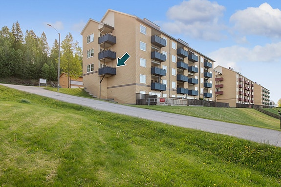 Velkommen til Barkvegen 14, en arealeffektiv andelsleilighet med god planløsning, peisovn og garasjeplass.