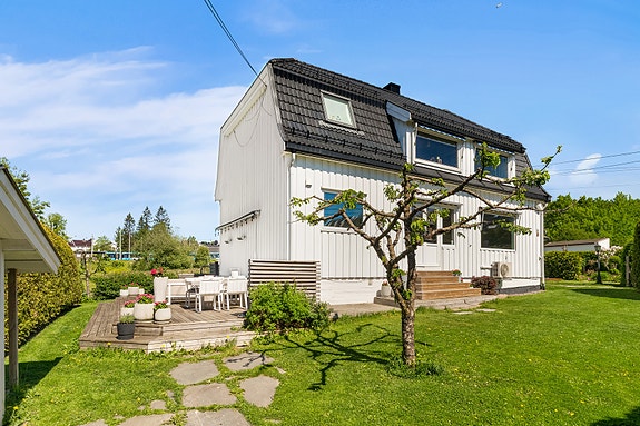 Celena Solli v/ Privatmegleren har gleden av å ønske velkommen til hyggelig visning i Kjelsåsveien 28! Foto: Lars-Petter Skillestad
