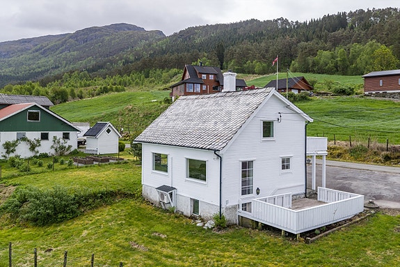 Velkommen til Hetlandsvegen 34! En sjarmerende enebolig med flott utsikt. Foto: Vestbris