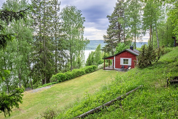 Velkommen til Bakkeli - en idyllisk fritidseiendom beliggende et steinkast fra Randsfjorden.