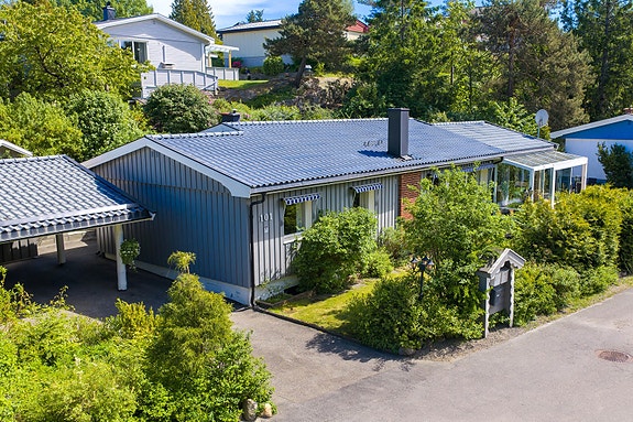 Den velstelte tomten på 791 kvm er opparbeidet med plen, beplantning og gode uteoppholdsarealer. Som et av de siste husene i blindveien ligger eiendommen rolig og godt skjermet til.