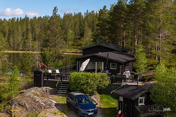 Idyllisk beliggende hytte omkranset av storslagen natur. Vestvendt, Solrik, Rolig, Usjenert- Foto: Uthus
