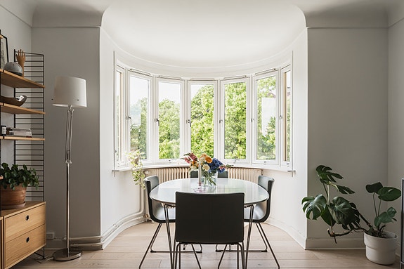 Gjennomgående 3-roms eierleilighet i 5. etasje med heis. Balkong fra 2023, klassisk karnapp og ingen fellesgjeld.