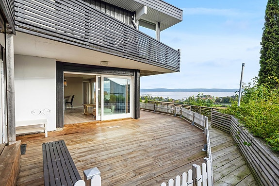 Romslig terrasse med utsikt