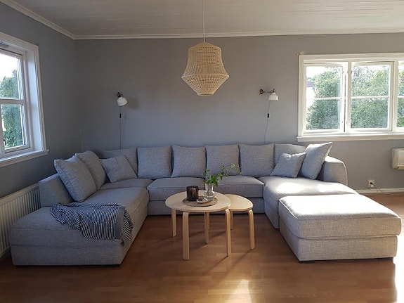 Store fine oppholdsrom. Stue med stor sofa.