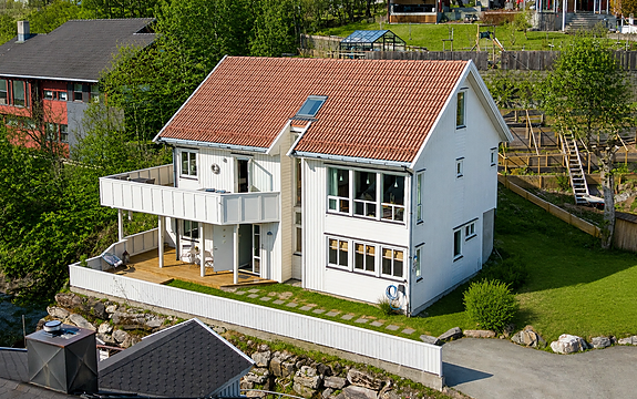 Velkommen til Lauvåsveien 33B - arkitekttegnet enebolig med storslått utsikt. Foto; EFKT.