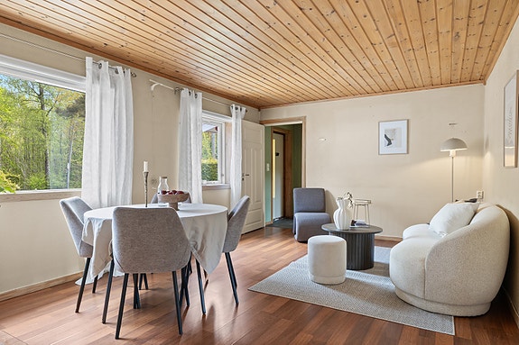 Stuen har plass til både sofagruppe og spisebord.