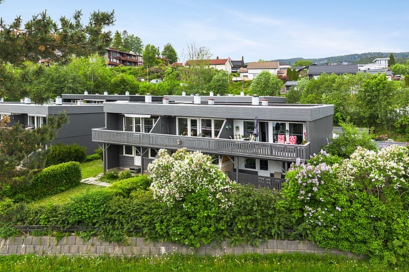Velkommen til Bjørnhaugen 4 C - Enderekkehus med flott utsikt og flere solrike uteplasser.
