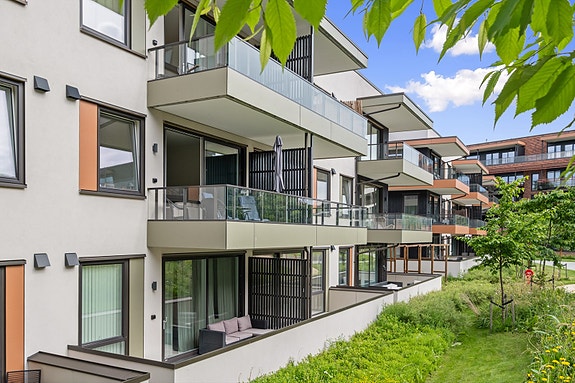 Lys og trivelig 2-roms leilighet på 42m² i 2. etg | Fjernvarme | TG0 på alt | Byggeår 2023 | Romslig balkong| Nært "alt"