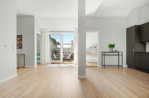 Lys og delikat 2-plans 4-roms toppleilighet/selveier (ny 2013) med solrik terrasse/balkong og moderne standard i en veldrevet og oppdatert klassisk bygård i rolig gate på Skillebekk/Frogner