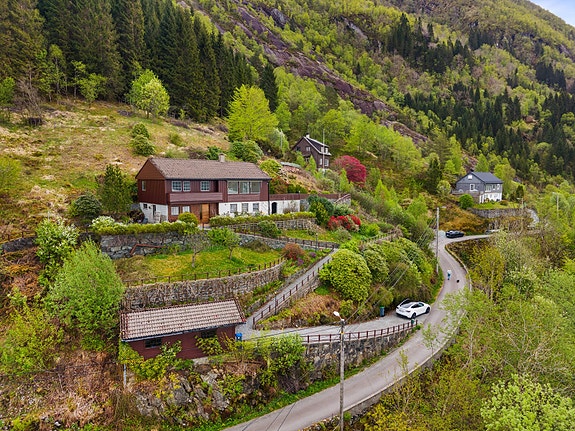 Velkommen til Kvitaskarvet 4 på Vaksdal - Enebolig med garasje, stor tomt og praktfull utsikt
