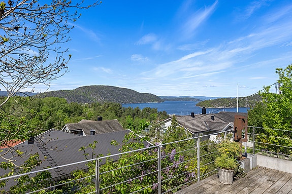Nydelig fjordutsikt og gode solforhold.