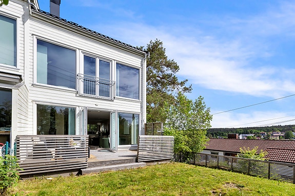 Velkommen til Prinsdalsfaret 1H, et innholdsrikt, moderne og gjennomført enderekkehus fra 2016. Utleiedel i kjeller.