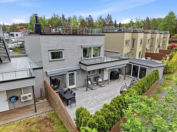 Moderne kjedehus fra 2017 med flere terrasser og en stor takterrasse.