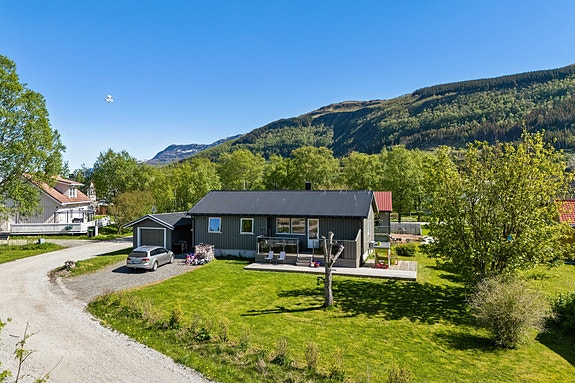 EiendomsMegler 1 v/ Julie Solheim-Jensen har gleden av å presentere Kjærlighetsstien 12! Foto: EFFKT
