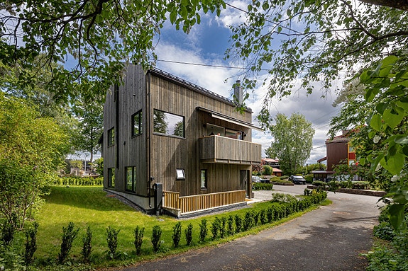 Nyere og arkitekttegnet enebolig med moderne uttrykk og integrert garasje