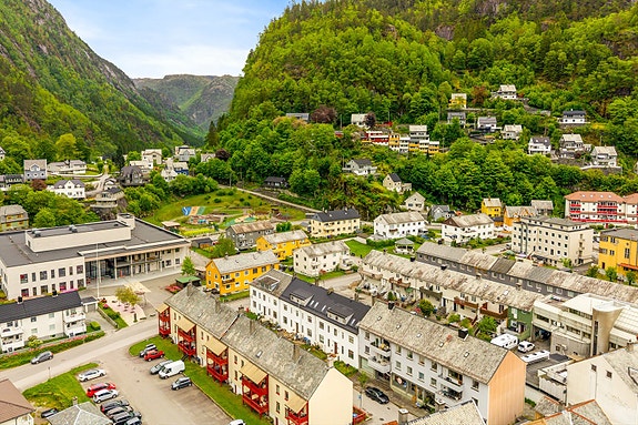 Jørn Tage Hereide v/ Aktiv Eiendomsmegling har gleden av å presentere Markvegen 3C. (Fotograf: Inderhaugboligfoto.no)