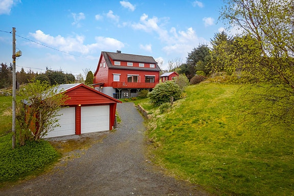 Velkommen til Bøgjerdet 10 i Bøvågen - et sjarmerende småbruk som ligger midt i det vakre kulturlandskapet på Radøy.