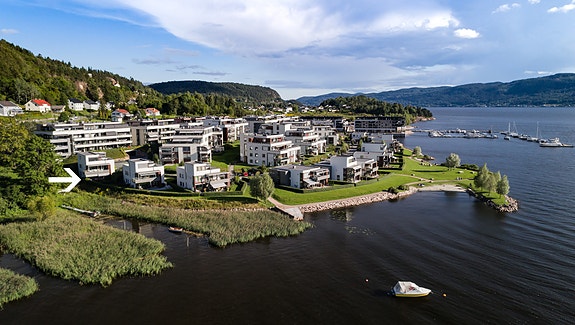 Velkommen til Fjordsvingen 8 på Engersand Havn. En romslig leilighet i Strandhus med fjorden som nærmeste nabo.