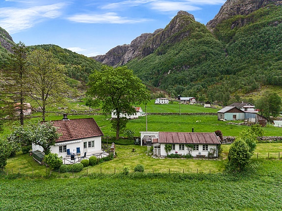 EiendomsMegler1 v/Torill Kalsaas presenterer Frafjorddalen 550! Foto: Joakim Bjerk.