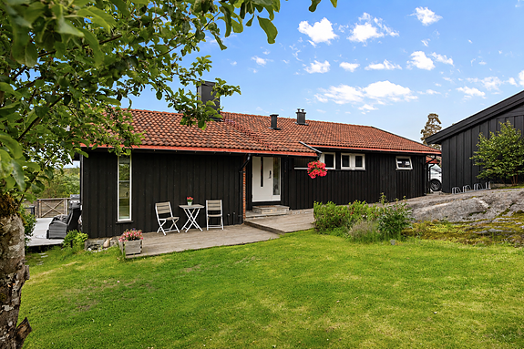 Eiendomsmegler1 v/ Simen Ørmen har gleden av å presentere Augerødveien 25! Foto: Fotoetcetera.
