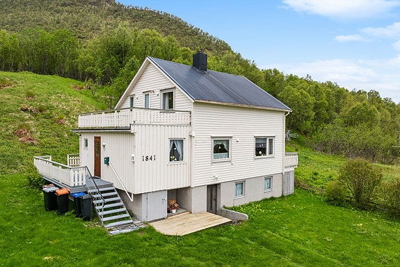 Velkommen til Andørjaveien 1841 - En enebolig over 3 plan i naturskjønne omgivelser på Engenes.