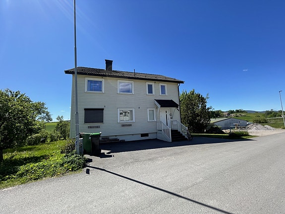 EiendomsMegler1 ved Mona Harstad presenterer Jernbanevegen 95!