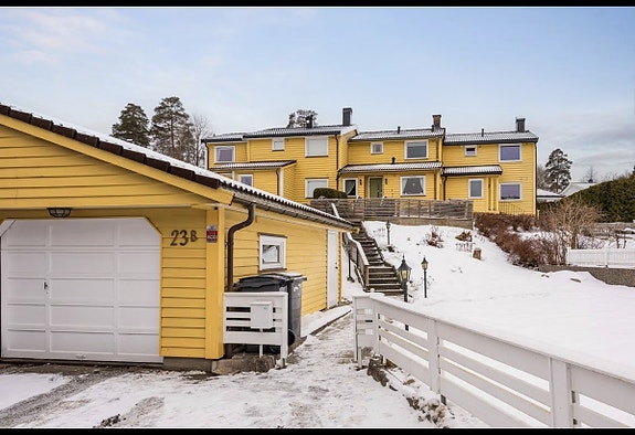 Garasjeplass og stor hage