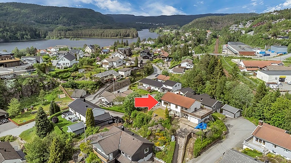 Velkommen til Brandeli 5! Luftig og fritt beliggende enebolig med gode solforhold.